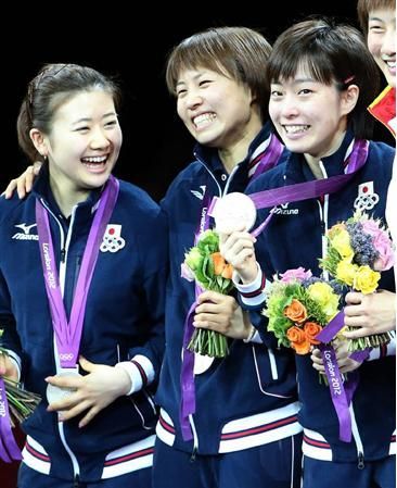 女子卓球団体銀メダル.jpg
