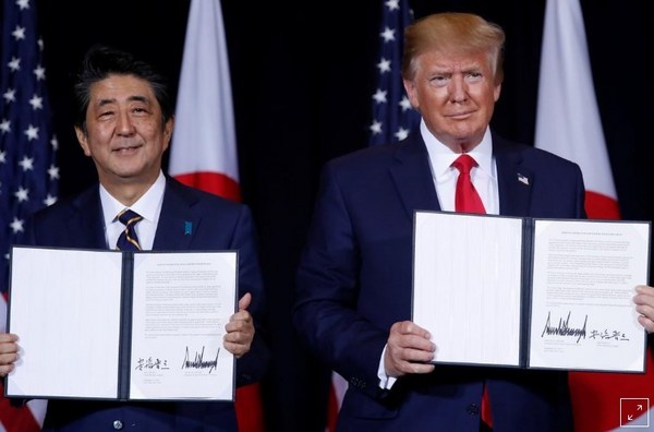 日米貿易協定2019署名.jpg